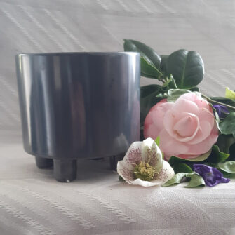cache pot trépied acier gris ambiance