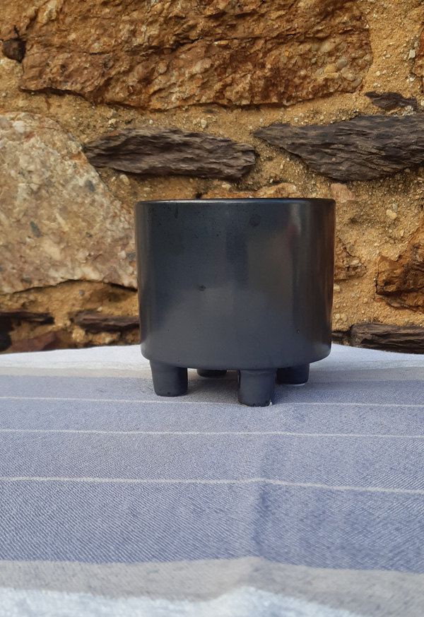 cache pot trépied acier gris