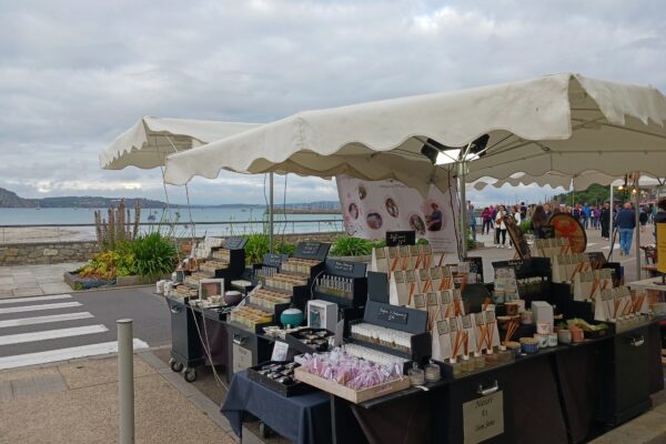 Retrouvez mes bougies artisanales et parfums d&rsquo;ambiance sur les marchés nocturnes de l&rsquo;été.
